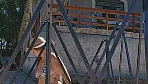 montando uma tenda na ch�cara usando um body socado no rabo