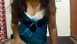 This hot bhabhi is SHOWING off her FAT ASS and CHUT in a casual way