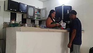 mi vecino pervertido viene a casa a por azúcar y termina follándome el culo enorme con su polla dura ¡qué rico!