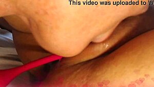 velho nerd chupando a novinha bucetuda