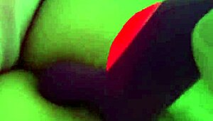 Natasha, usas mal ese vibrador... ¡es para follar, no solo provocar!