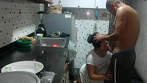 El novio de mi hermanastra no aguanta ver mi gran culo termina follando en la cocina con su deliciosa polla y me termina adentro qu� rico sentir su semen