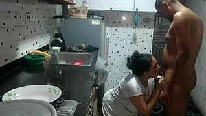 El novio de mi hermanastra no aguanta ver mi gran culo termina follando en la cocina con su deliciosa polla y me termina adentro qu� rico sentir su semen