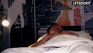 Malá 18letá vloggerka se nechá vyjet v hostelu