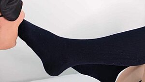 かわいい制服女子の紺ソックス 足コキ 素人 靴下コキ m男 美脚 足フェチ