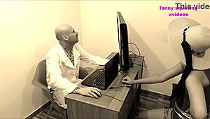 Funcionária da limpeza chupa doutor escondido durante consulta, bondage boss dirty talk 😈