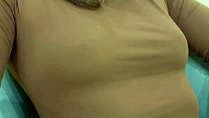 Păsărică tânără îi tachinează tatăl zahăr cu poze sexy după sală