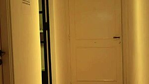 Polvo interracial intenso entre ladrón de polla enorme y Blaze Rager con gritos y culo temblando.