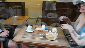 lo vi en un bar sentado y me lo traje a casa para darle flor de cojida