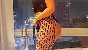 Brazilian Beauty Performs Twerking In Bathtub And Bedroom Show