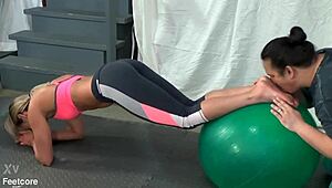 ヨガ中にラリッサに足舐めさせてって大声でおねだり！