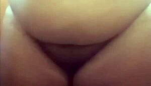 garota gordinha com bunda grande tira a roupa e mostra o cu