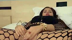 Brazilian Beauty Performs Twerking In Bathtub And Bedroom Show