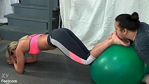 ヨガ中にラリッサに足舐めさせてって大声でおねだり！