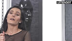 Milf Lexi Dona análně natažená na maximum