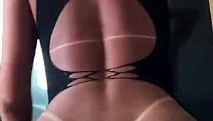 Modelo dando las nalgas in trans crossdressing