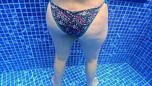 sexo en el agua con nalgona sorprendida masturbandose en la piscina