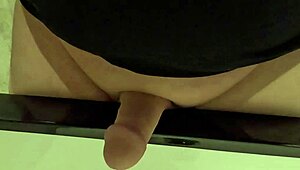 Chubbykaot pees and cums at gym