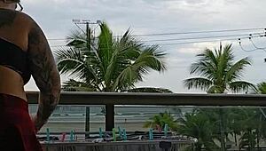 Mostrando os fundos na sacada 😜