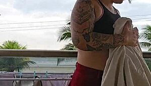 Mostrando os fundos na sacada 😜