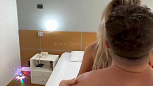 Dei minha bucetinha rosa e apertadinha pro meu professor da faculdade e o safado arrombou ela com sua piroka grande e grossa