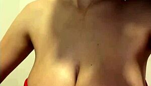 Мащехата с огромни млечни цици в червена рокля