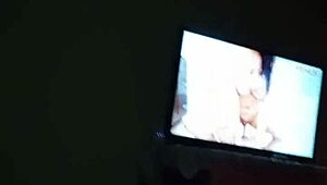 empezamos viendo porno y me masajea la verga hasta deslechar