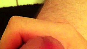 トイレでオナニー中だけどザーメン溜まりすぎて集中できない！