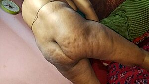 Office Boy Ne Choda Apane Office Ke Madam Ko Office Boy Fucked To His Office Madam