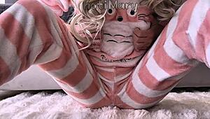 asian teen 18+ fingering hairy pussy and squirt orgasm close up