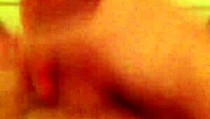 トイレでオナニー中だけどザーメン溜まりすぎて集中できない！