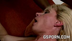 Wow, BBC fucking that sexy milf's ass! 😍