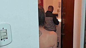 Meu marido não sabe trocar chuveiro, chamei o eletricista e dei pra ele na frente do corno