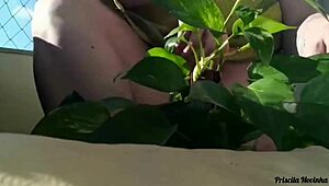 regando minhas plantas toda pelada na varanda para quem quiser ver - parte 02-