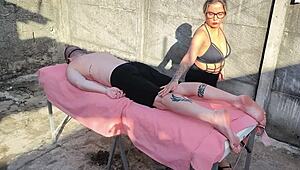 Masaje termina en follada de coño mojado y cachondo