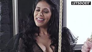 Dírky Julii De Lucie zorány hluboko!