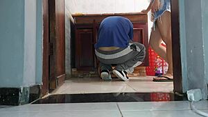 Mulher De Corno Recebe Vizinho Encanador De Saia Sem Calcinha