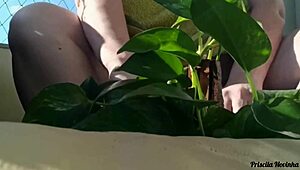 regando minhas plantas toda pelada na varanda para quem quiser ver - parte 02-