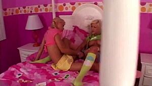 Lil lexy kissing and fingering duo lesbian