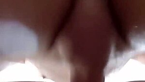 Esposa traindo o marido com vizinho enquanto ele trabalha