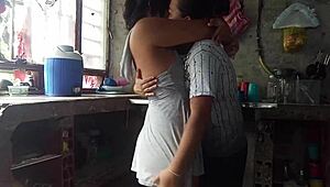 mientras preparo la cena la puta de sandra piensa en sexo con orgasmo