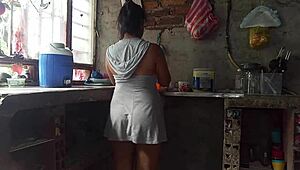 mientras preparo la cena la puta de sandra piensa en sexo con orgasmo