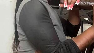 デカ黒チンポぐちょぐちょフェラで即イカされた