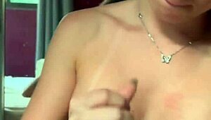 Cunhada dos olhos verdes me fez gozar nos peitos