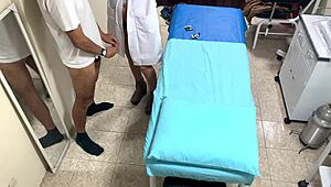 Gift argentinsk sykepleier blir etter jobb på kontoret, spionert med skjult kamera