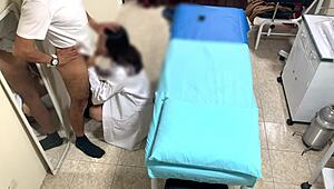 Gift argentinsk sykepleier blir etter jobb på kontoret, spionert med skjult kamera