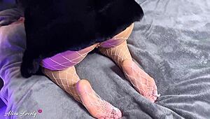 Bruneta manželka v punčochách si prstí a vibruje píču do skvrnění zblízka