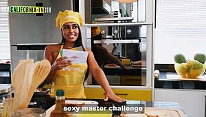 Influenceuse brésilienne Clara Wellen ouvre nue au livreur motoboy excité