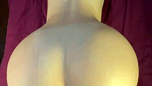 Толстожопая телка скачет ковбойшей, нагибается догги, раздвигает в домашнем POV