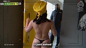 Influenceuse brésilienne Clara Wellen ouvre nue au livreur motoboy excité